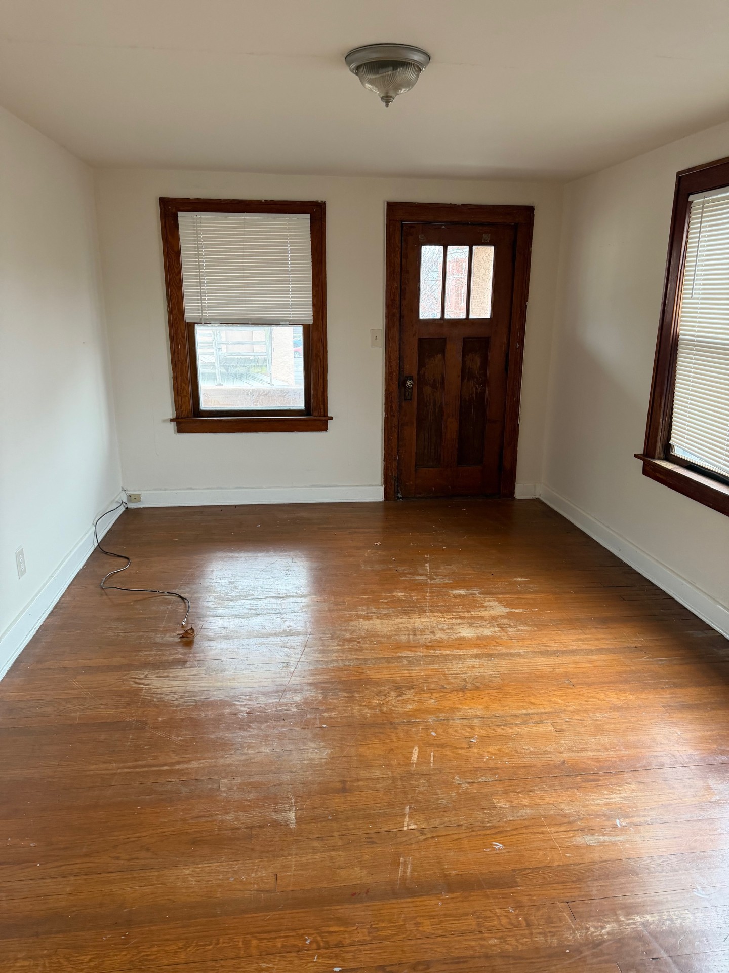 7 1/2 Adams Avenue - 2L